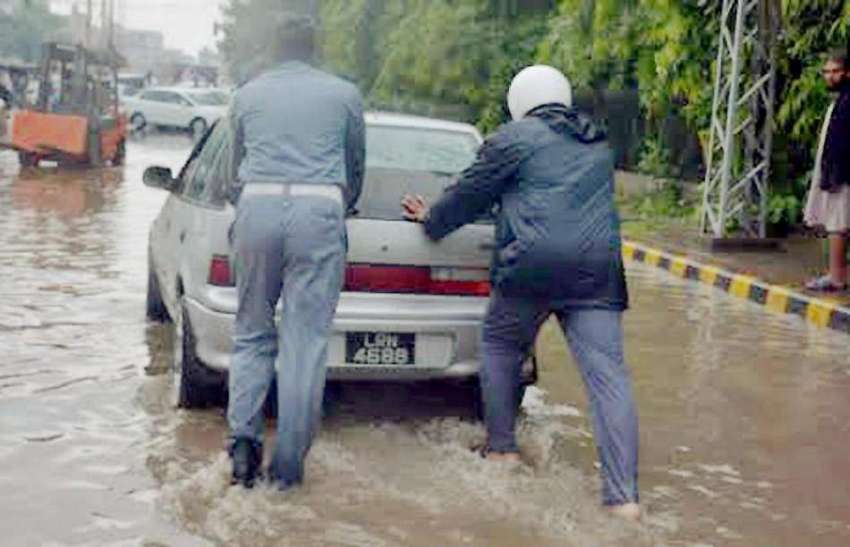 لاہور: ٹریفک وارڈنز شہری کی مدد کرتے ہوئے بارش کے دوران بند ..