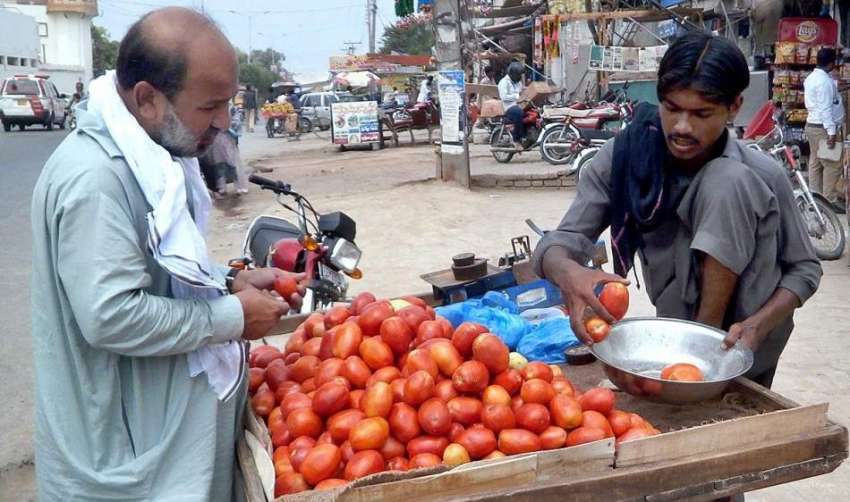 بہاولپور: ریڑھی بان سے شہری ٹماٹر خرید رہا ہے۔