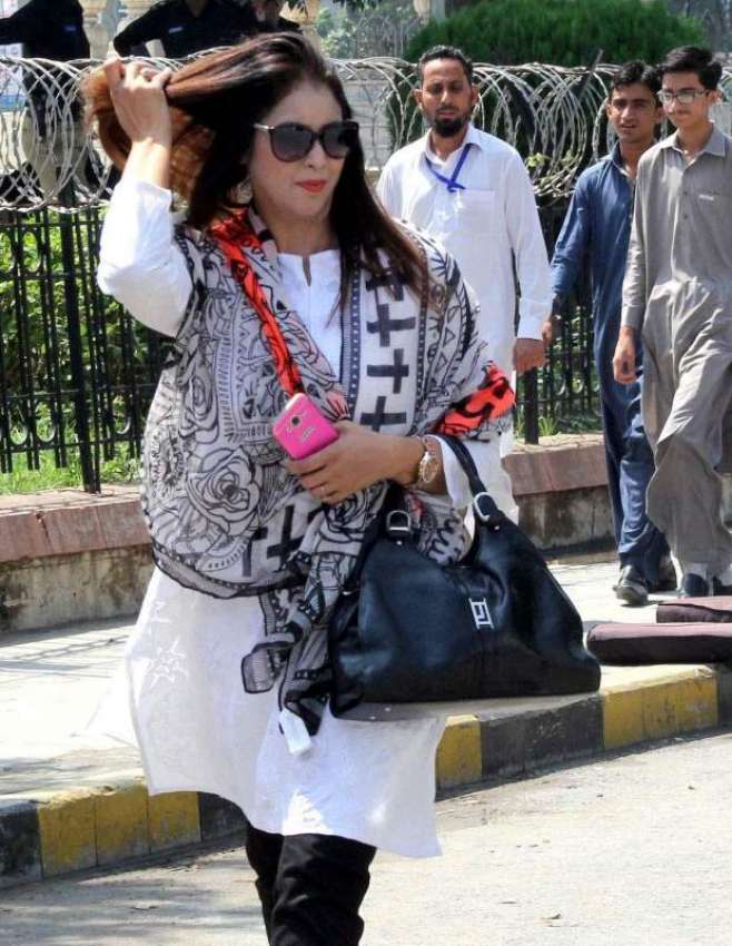 لاہور: خاتون رکن پنجاب اسمبلی کے اجلاس میں شرکت کے لیے آرہی ..