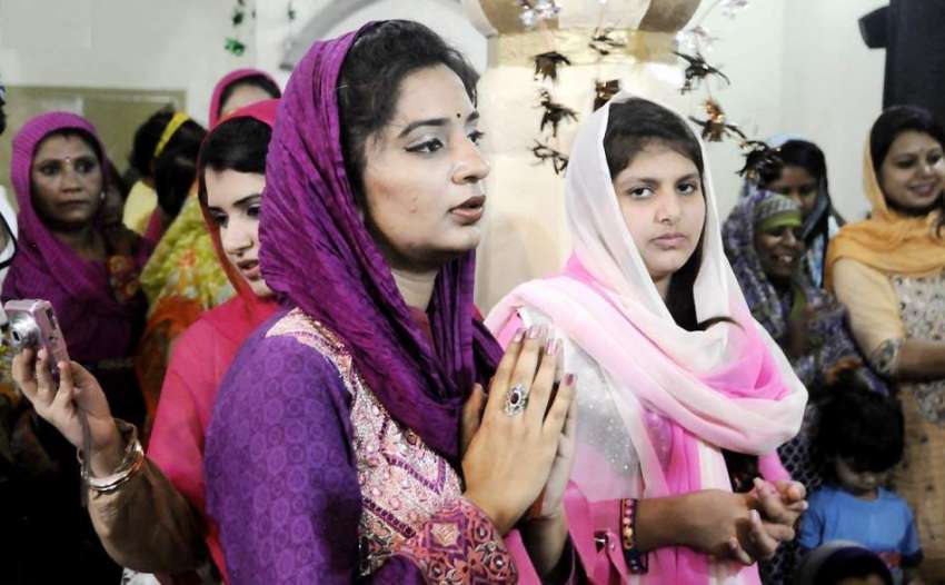 راوپنڈی: ہندو برادری کی خواتین ہندو برادری کرشنا مندر میں ..