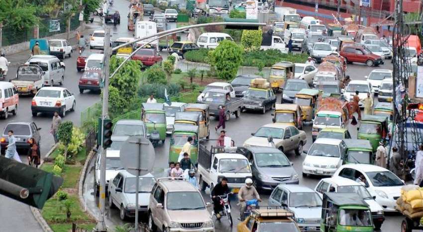 راولپنڈی: لیاقت چوک میں ٹریفک جام کا منظر۔