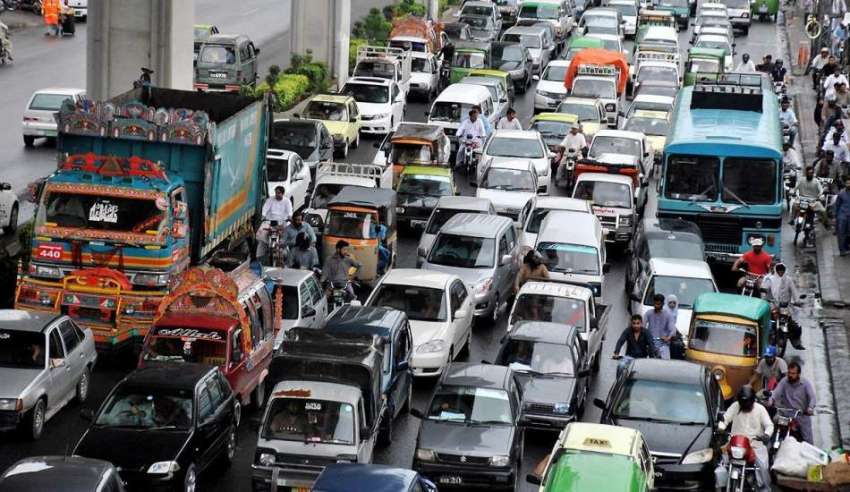 راولپنڈی: مری روڈ پر ٹریفک جام کا منظر۔