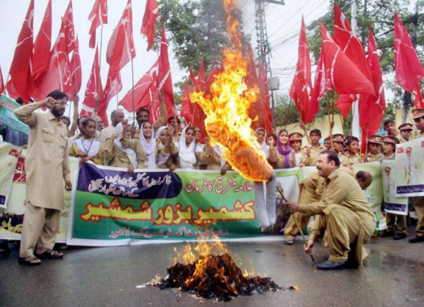 لاہور: خاکسار تحریک کے کارکن کشمیریوں کے اظہار یکجہتی کے ..