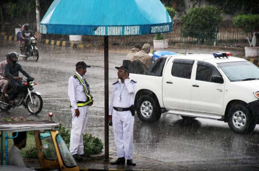 کراچی: ٹریفک پولیس کے جوان دوران بارش اپنے ذمہ داری نبھا ..