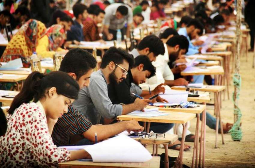 کراچی: سٹوڈنٹس این ای ڈی یونیورسٹی آف انجینئرنگ میں داخلہ ..