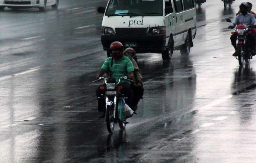 اسلام آباد: موٹر سائیکل سوار فیملی دوران بارش اپنی منزل ..