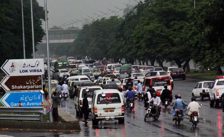 اسلام آباد: وفاقی دارالحکومت میں بارش کے بعد ہائی وے پر ٹریفک ..