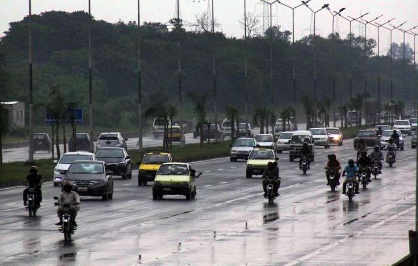 اسلام آباد: بارش کے دوران ٹریفک رواں دواں ہے۔