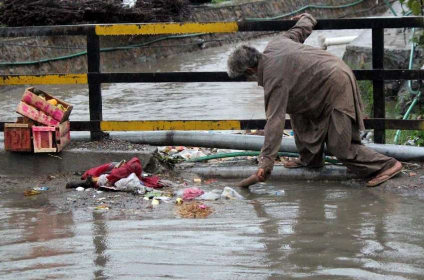 ایبٹ آباد: ایک بزرگ شہری برساتی پانی کی رکاوٹ دور کرنے کی ..