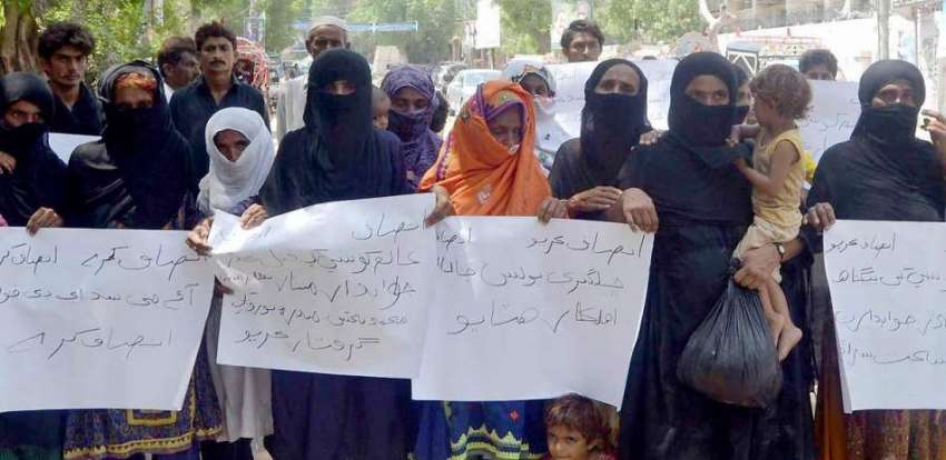 حیدر آباد: جامشورہ کے رہائشی پولیس کے خلاف انصاف کے لیے مظاہرہ ..