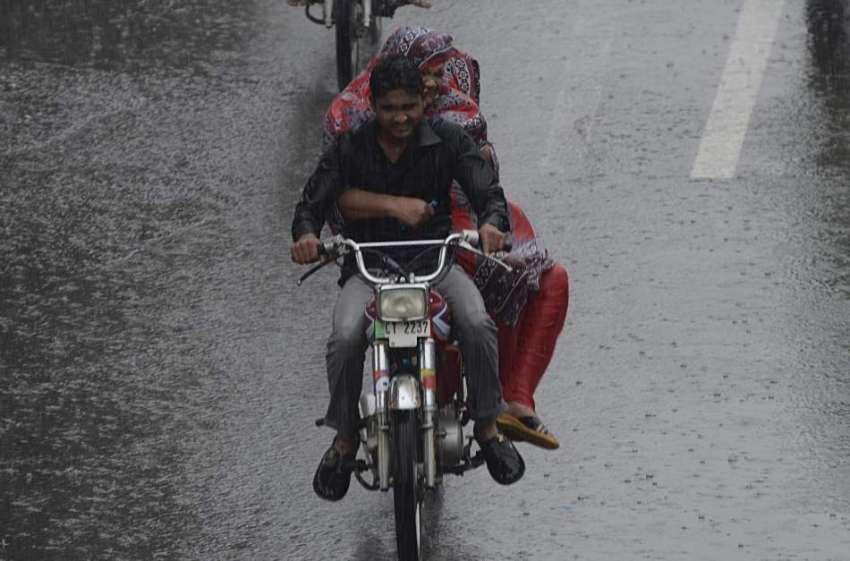 لاہور: صوبائی دارالحکومت میں ہونیوالی موسلا دھار بارش کا ..