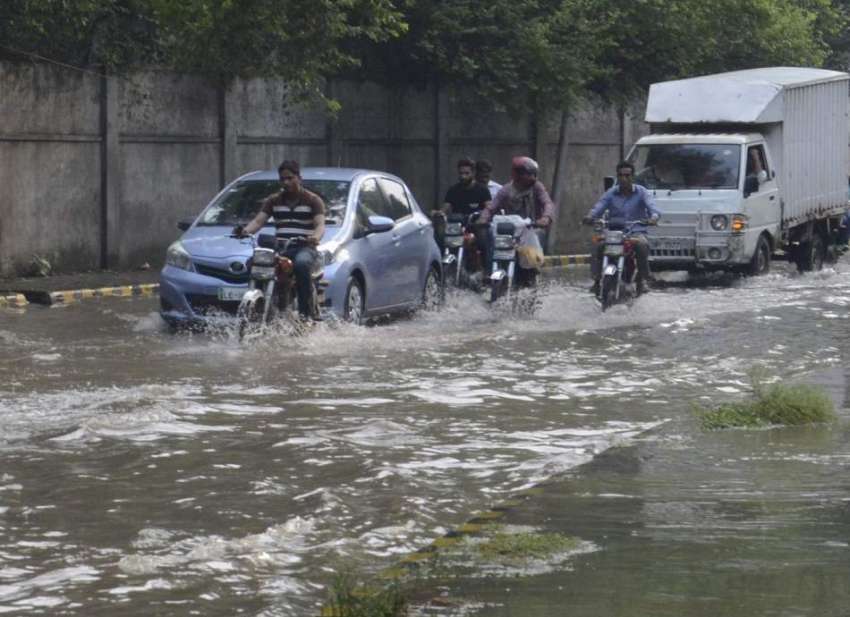 لاہور: صوبائی دارالحکومت میں ہونیوالی موسلا دھار بارش کے ..