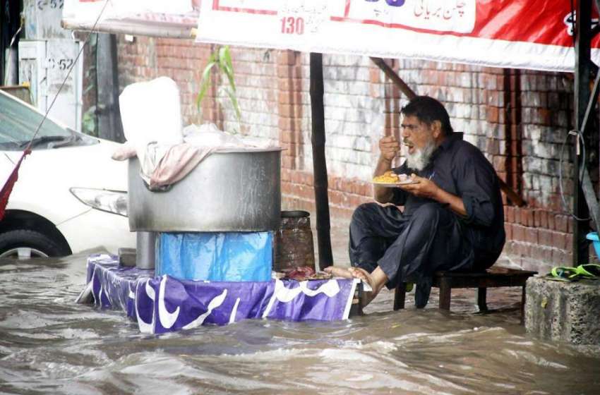 لاہور: سڑک کنارے لگائے گئی بریانی شاپ بارش کے پانی میں ڈوبی ..