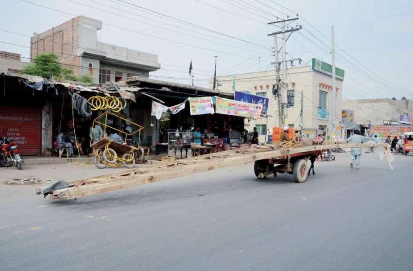 فیصل آباد: جرانوالہ روڈ پر ایک شخص گدھا ریڑھی بان نے لوہے ..