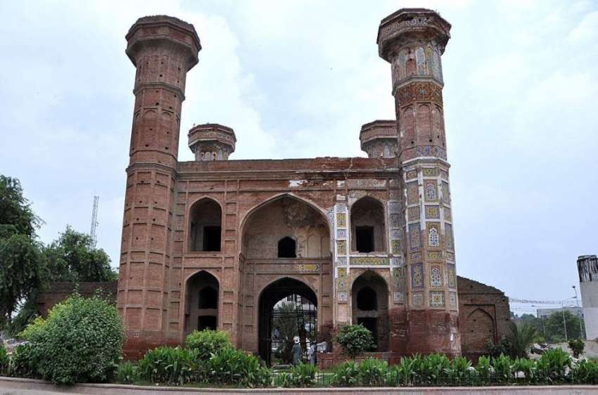 لاہور: تاریخی عمارت چوبرجی کا منظر۔