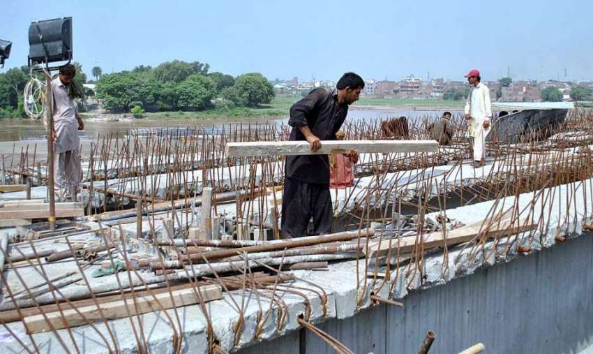 لاہور: مزدور دریائے راوی کے پل کے تعمیراتی کام میں مصروف ..
