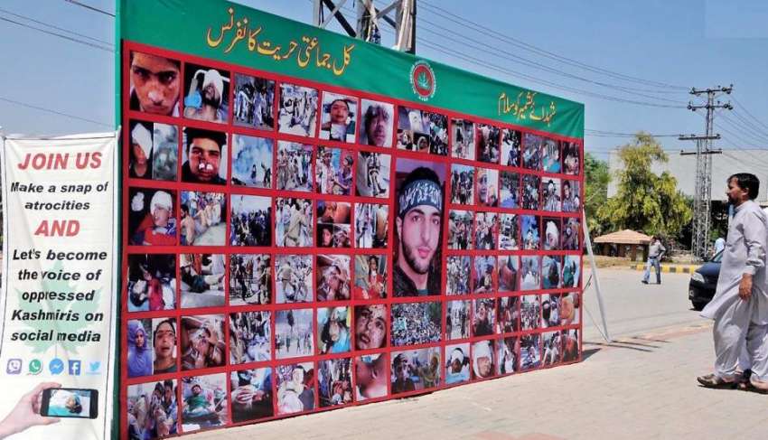 راولپنڈی: ایک شہری مری روڈ پر شہدائے کشمیر کے حوالے سے آویزاں ..