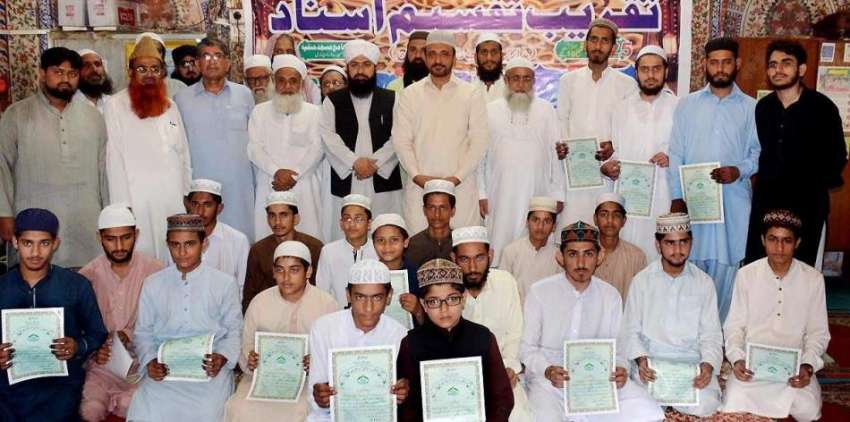 راولپنڈی: مرکزی جامع مسجد میں تقسیم اسناد کے موقع پر ڈی جی ..