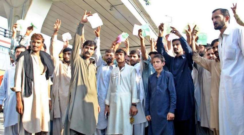 راولپنڈی: ٹرانسپوٹرز ایس ایس پی ٹریفک کے خلاف مری روڈ پر ..