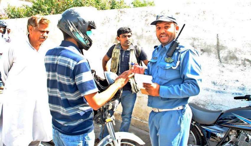 راولپنڈی: دوران کوریج ایک ٹریفک پولیس اہلکار صحافیوں کو ..