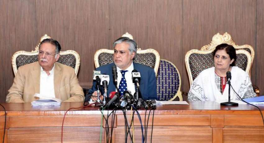 اسلام آباد: وفاقی وزیر خزانہ سینیٹر اسحاق ڈار کابینہ کے ..