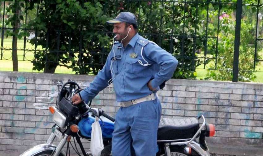 راولپنڈی: ٹریفک اہلکار دوران ڈیوٹی ہینڈ فری لگائے موبائل ..