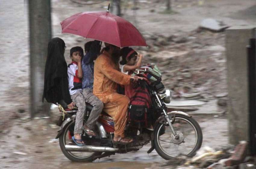 لاہور: صوبائی دارالحکومت میں ہونیوالی بارش کے موقع پر موٹر ..