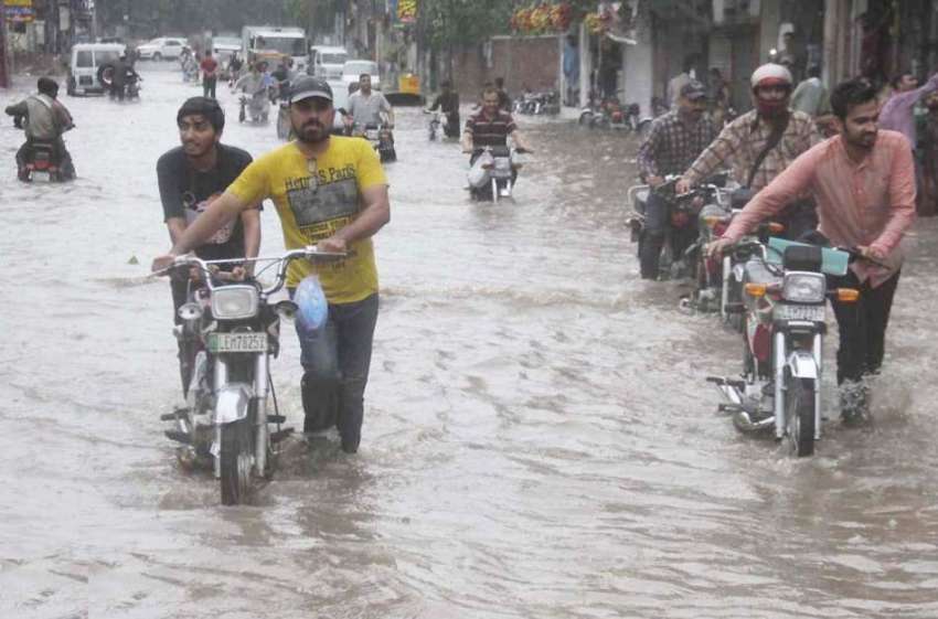 لاہور: صوبائی دارالحکومت میں ہونیوالی بارش کے بعد کھڑے پانی ..