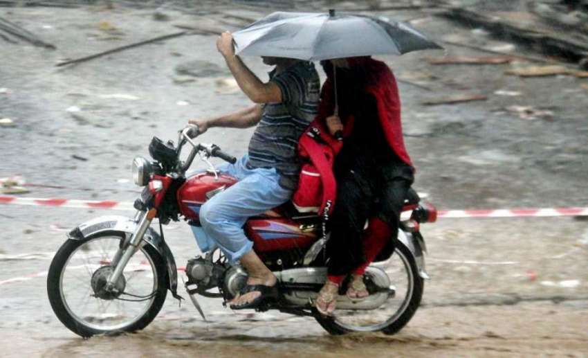 لاہور: صوبائی دارالحکومت میں ہونیوالی بارش کے دوران موٹر ..