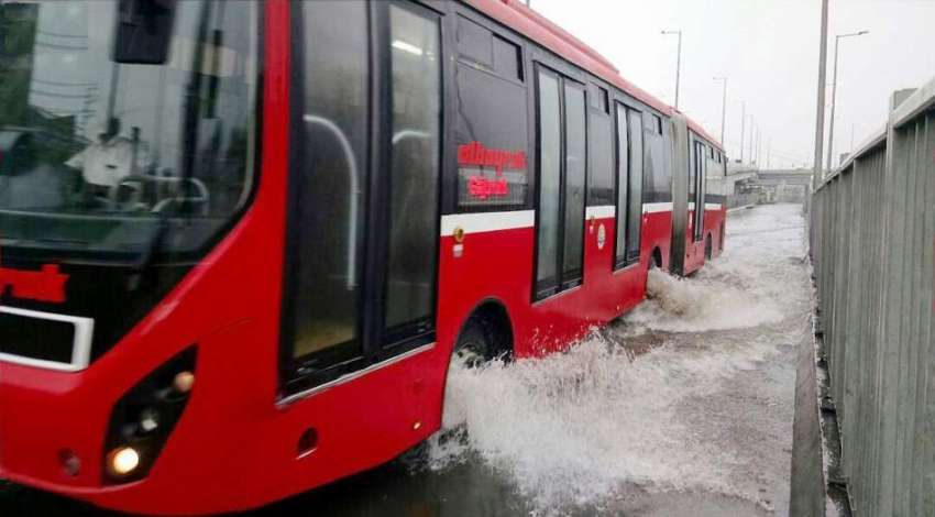 لاہور: صوبائی دارالحکومت میں ہونیوالی بارش کے بعد میٹرو ..