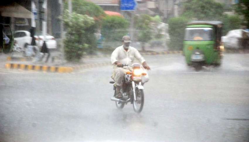 لاہور: صوبائی دارالحکومت میں ہونے والی بارش کا منظر۔
