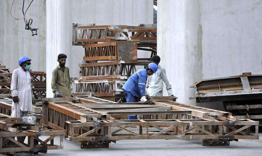 لاہور: مزدور اورنج لائن میٹرو ٹرین منصوبے پر کام میں مصروف ..