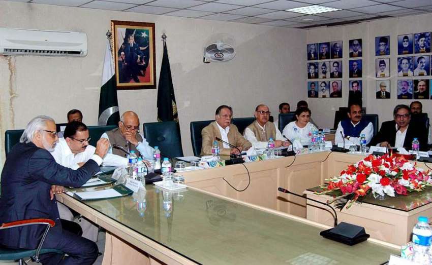 اسلام آباد: وفاقی وزیر برائے اطلاعات و نشریات سینیٹر پرویز ..