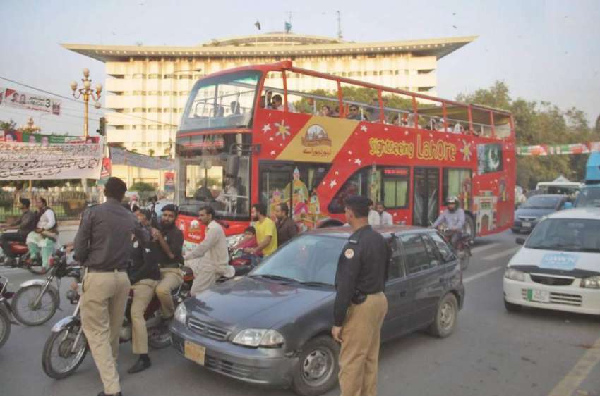لاہور: خصوصی سیاحتی بس سیاحوں کو لے کر مال روڈ سے گزرر ہی ..