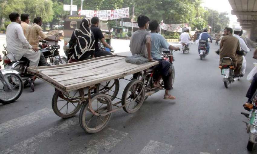 لاہور: موٹر سائیکل سوار نوجوان ریڑھی کو خطرناک طریقے سے ..