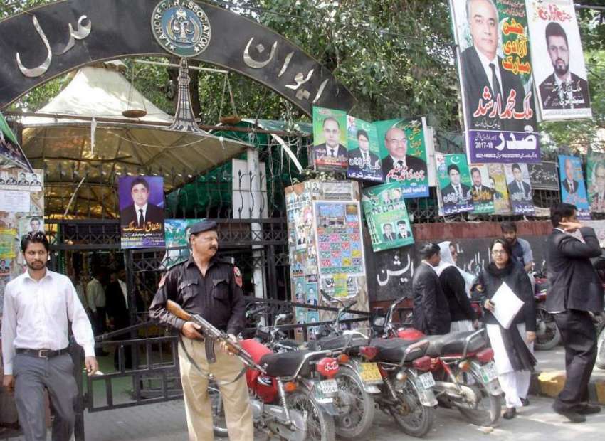 لاہور: مردان ضلع کچہری میں حملے کے بعد پولیس اہلکار ایوان ..