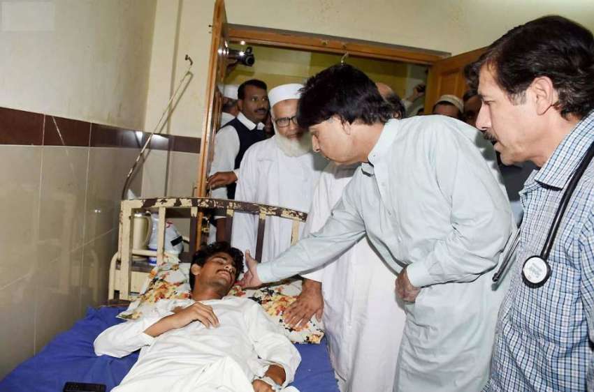 مردان: وزیر داخلہ چوہدری نثار علی خان مردان دھماکے کے زخمیوں ..