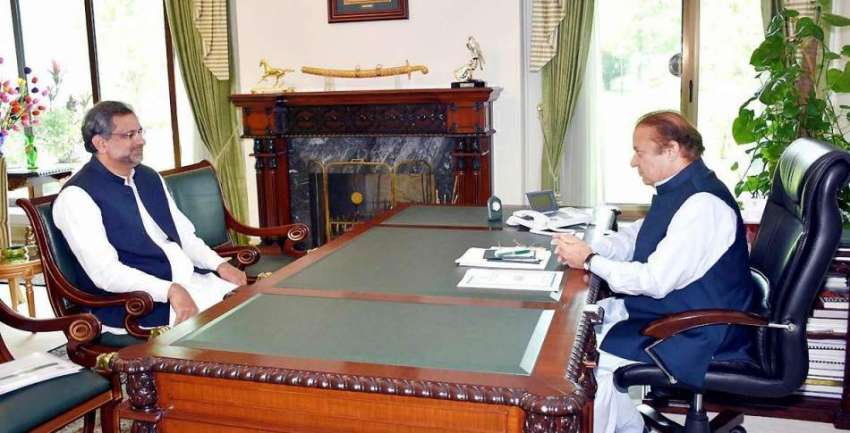 اسلام آباد: وزیر اعظم محمد نواز شریف سے وزیر پٹرولیم شاہد ..