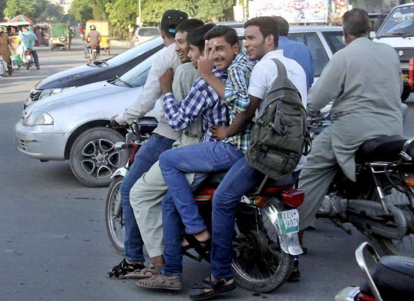 لاہور: پانچ نوجوان موٹر سائیکل پر خطرناک طریقے سے سوار ہو ..