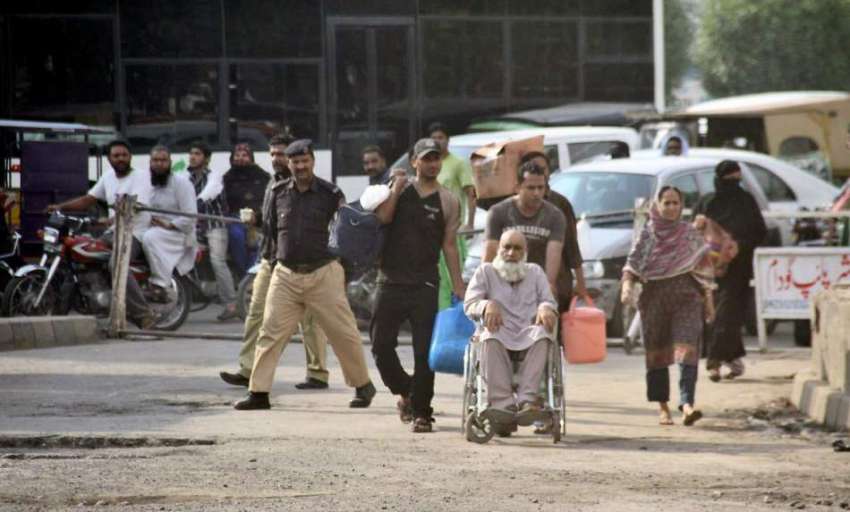 لاہور: سیکیورٹی خدشات کے باعث ریلوے اسٹیشن کی طرف جانیوالے ..