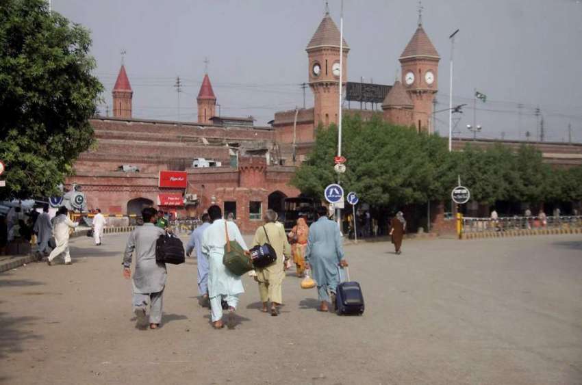 لاہور: سیکیورٹی خدشات کے باعث ریلوے اسٹیشن کی طرف جانیوالے ..