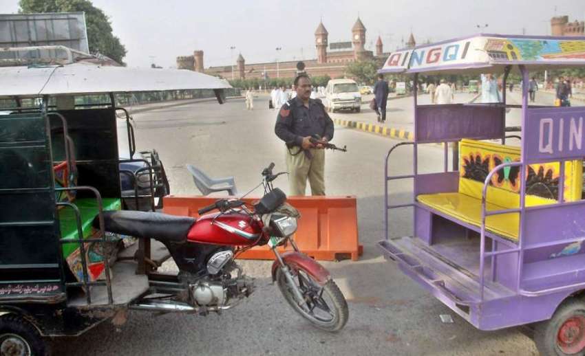 لاہور: پولیس اہلکار سیکیورٹی خدشات کے باعث ریلوے اسٹیشن ..