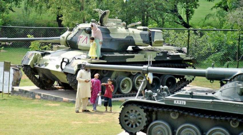 راولپنڈی:یوم دفاع کے موقع پر ایوب پارک میں رکھے گئے ٹینک ..