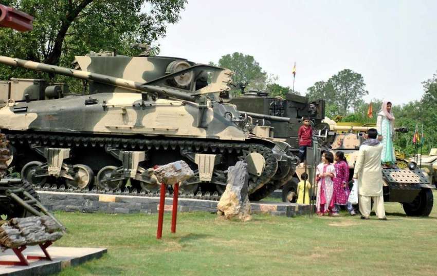 راولپنڈی:یوم دفاع کے موقع پر ایوب پارک میں رکھے گئے ٹینک ..