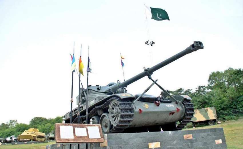 راولپنڈی: ایوب پارک میں دشمن سے چھینے گئے ٹینک پر پاکستانی ..