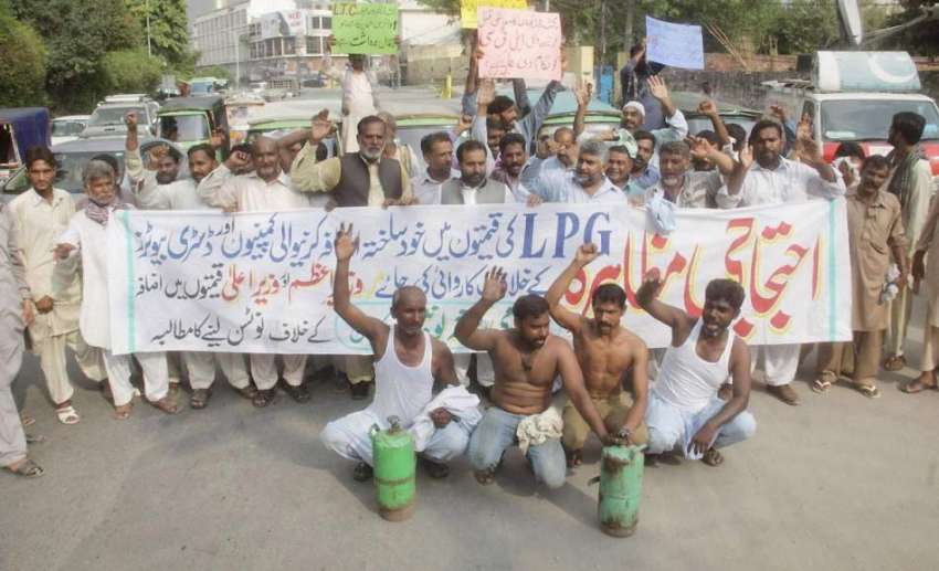 لاہور: عوامی رکشہ یونین کے اراکین اپنے مطالبات کے حق میں ..
