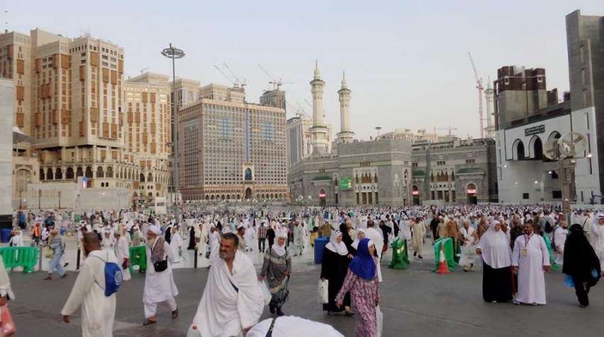 مکة المکرمہ: ہزاروں مسلمان نماز فجر کی ادائیگی کے بعد مسجد ..