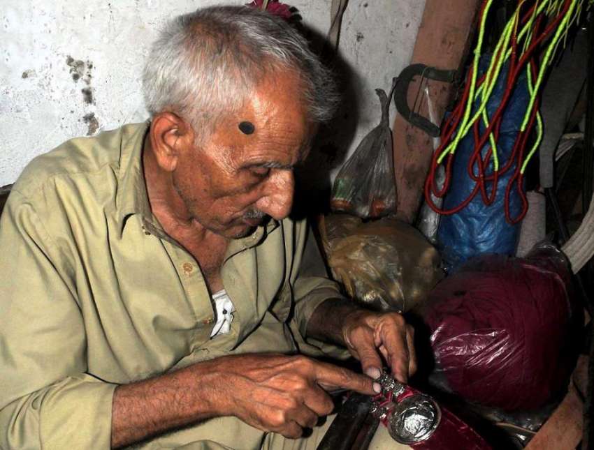 راولپنڈی: معمر کاریگر جانوروں کی سجاوٹ کا سامان تیار کر ..