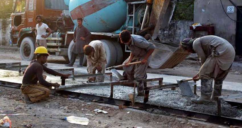 لاہور: مزدور اورنج لائن میٹرو ٹرین کے روٹ پر کام کر رہے ہیں۔