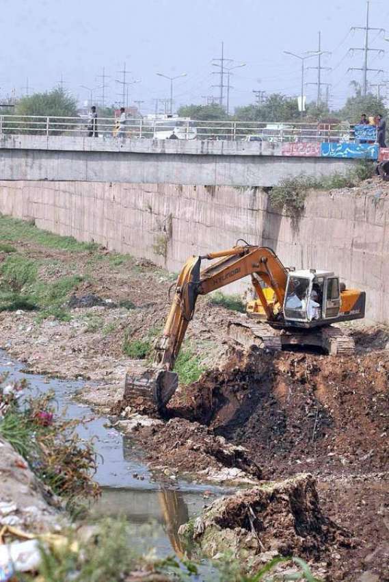 راولپنڈی: ٹی ایم اے کے اہلکار نالہ لئی کی صفائی کر رہے ہیں۔